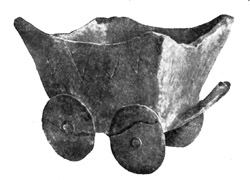 Глиняная модель тележки со сплошными массивными колесами. Около 1000 г. до Н.Э. Найдена в Венгрии