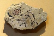 Изображение древнего человека, толкающего магазинную тележку
